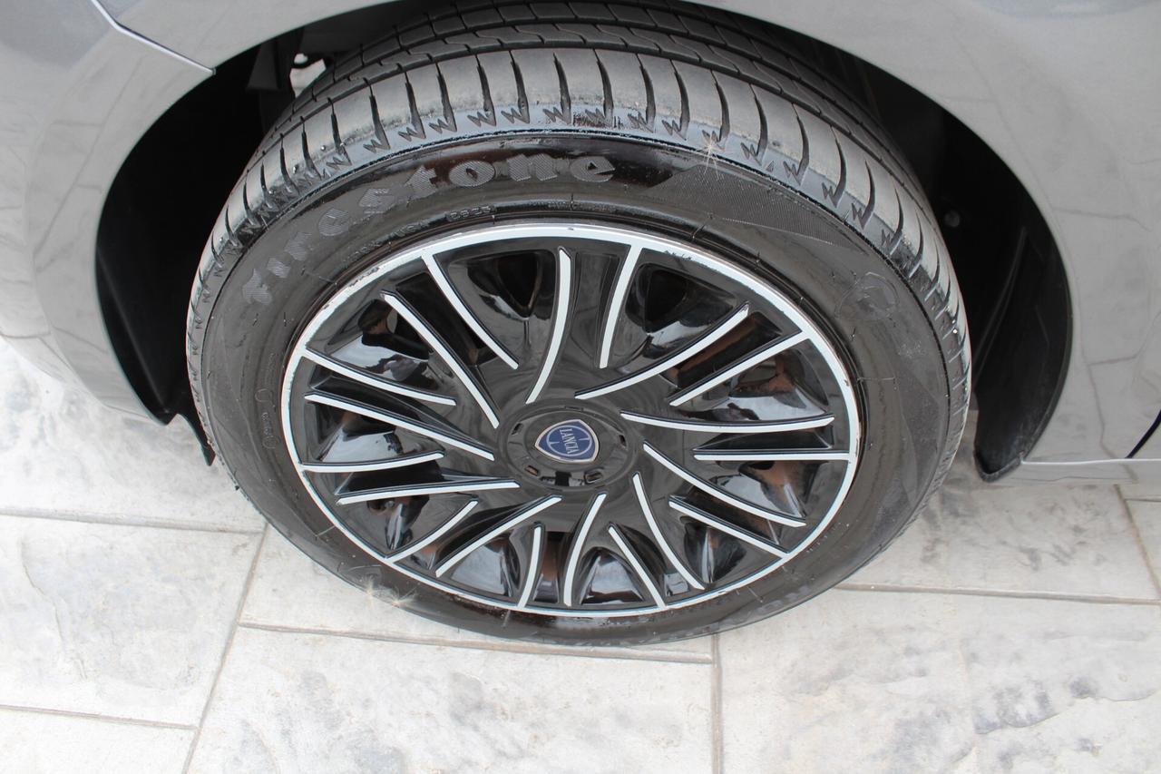 Lancia Ypsilon 1.0 FireFly 5 porte S&S Hybrid Ecochic Silver