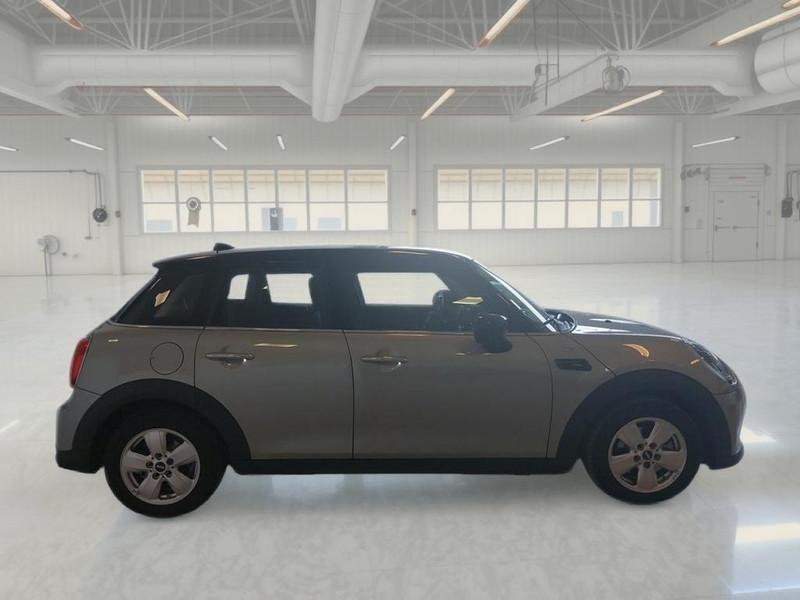 MINI COOPER ESSENTIAL AUTO 5 PORTE BERLINA