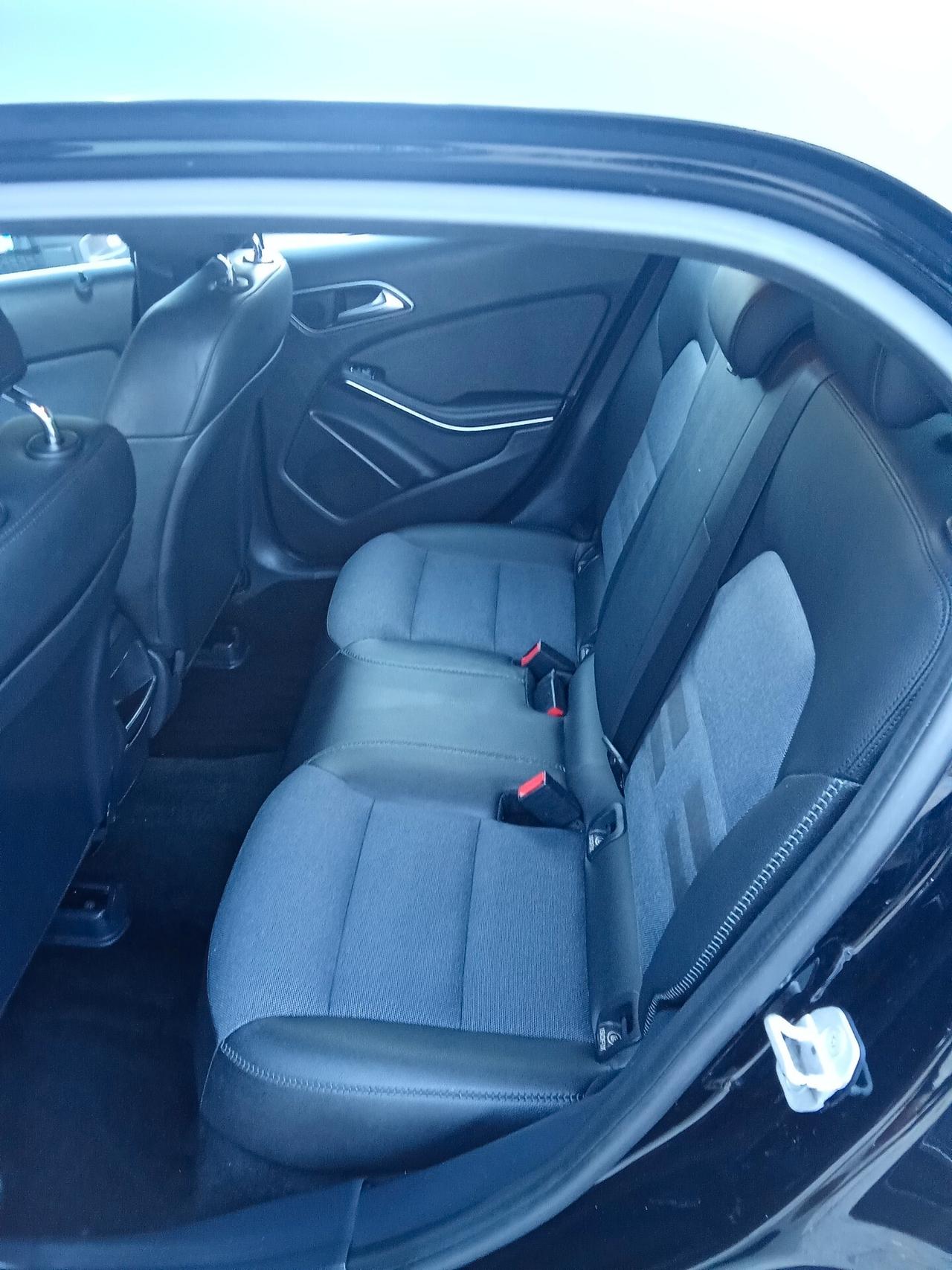 Mercedes-benz GLA 180 d 017