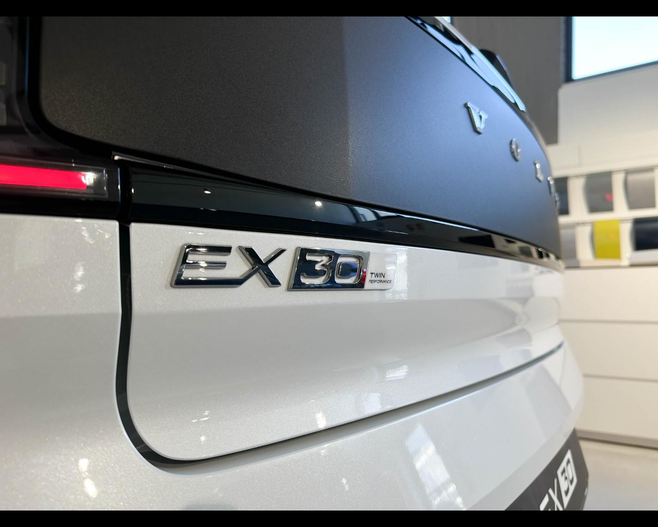 VOLVO EX30 Cross Country Ultra Twin Motor Performance