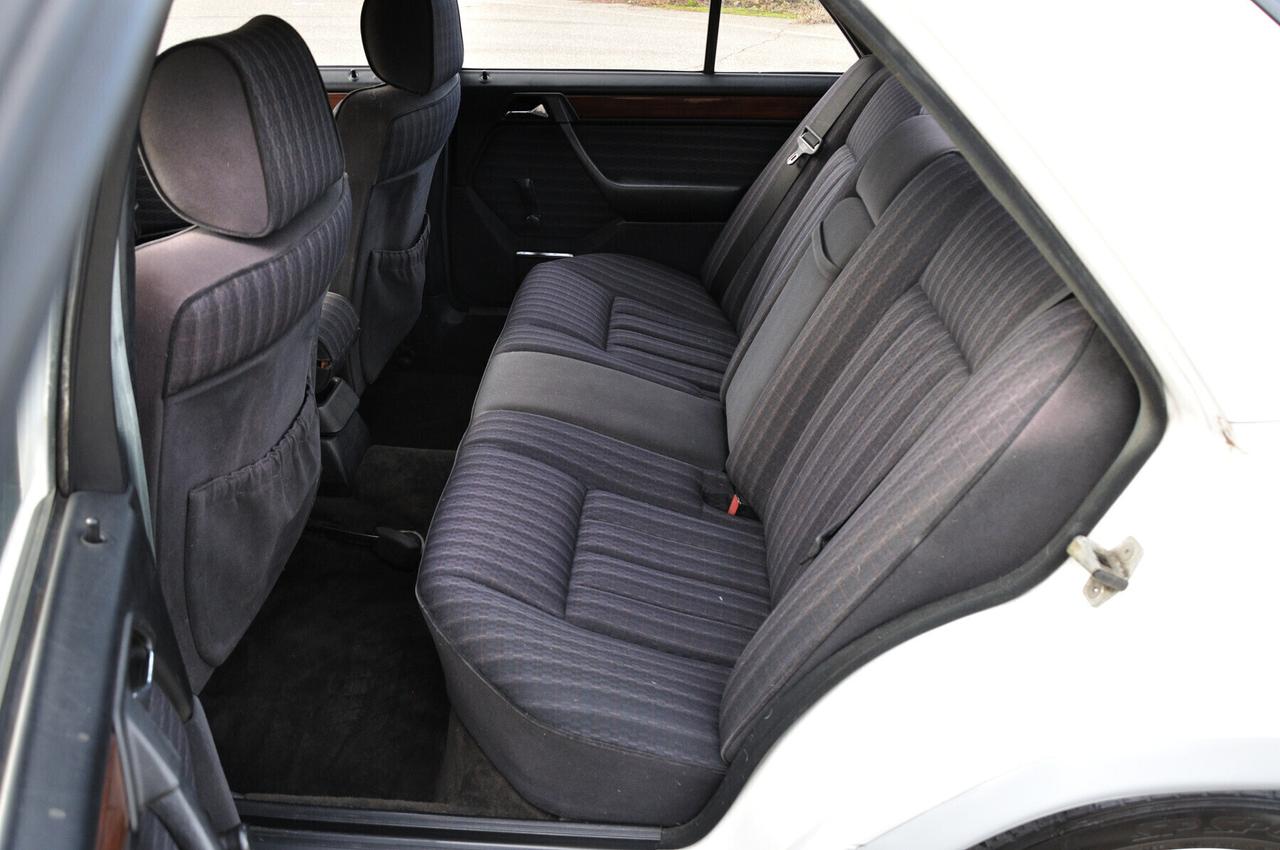 Mercedes-benz 250 W124D (AMG look body kit)