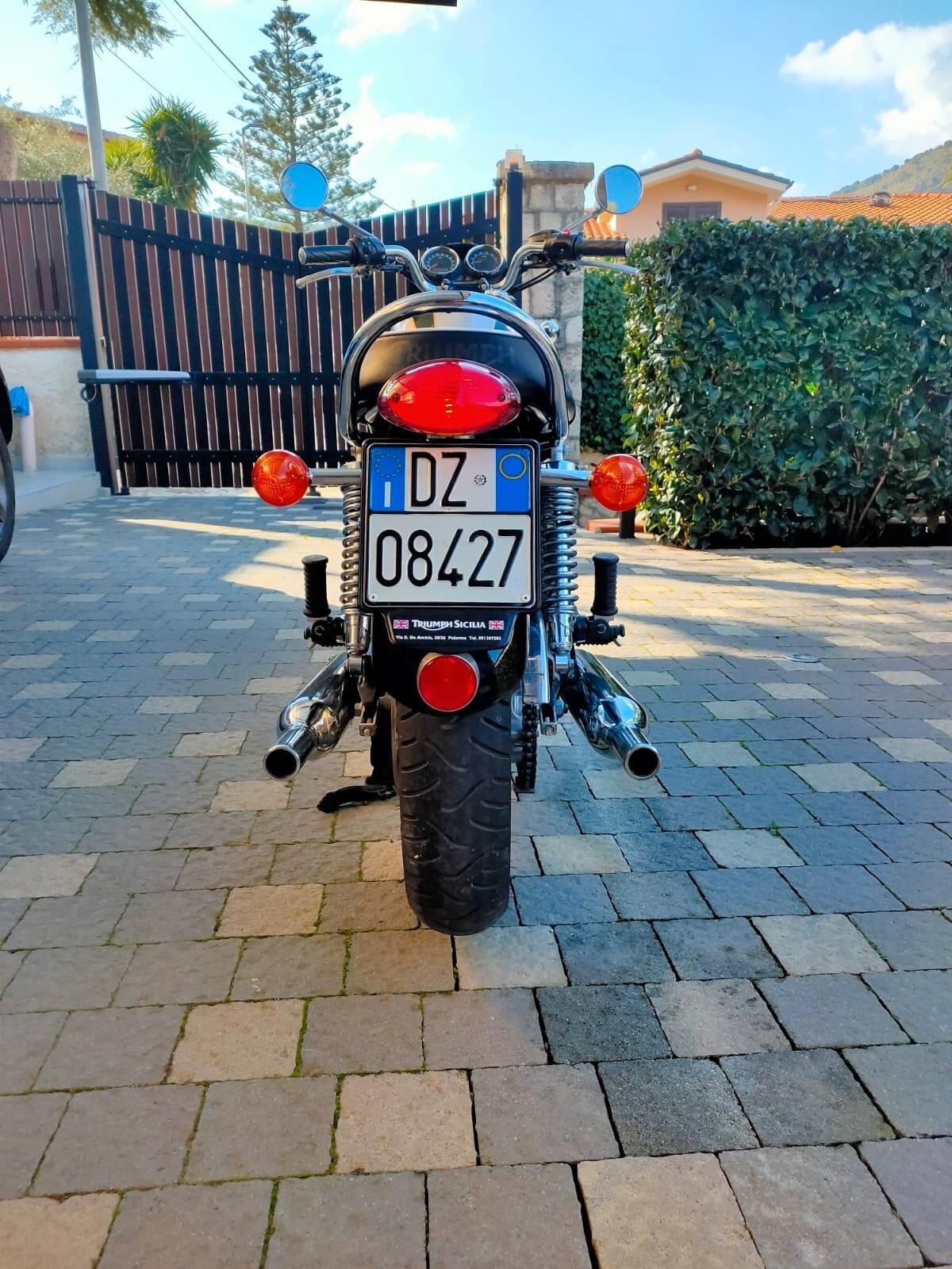 Triumph Bonneville t 100 110 nniversary solo 2000 km