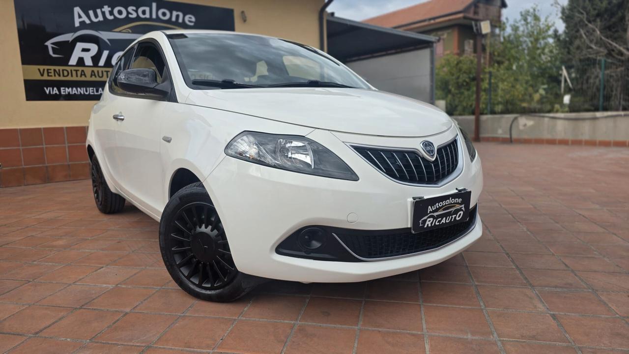 Lancia Ypsilon 1.0 FireFly 5 porte S&S Hybrid Ecochic Silver