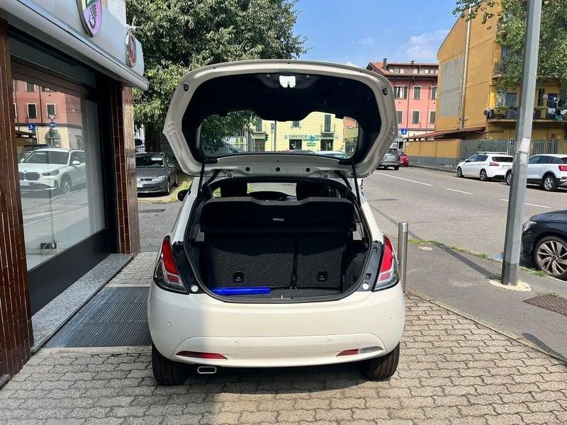 Lancia Ypsilon 1.0 FireFly 5 porte S&S Hybrid Platino