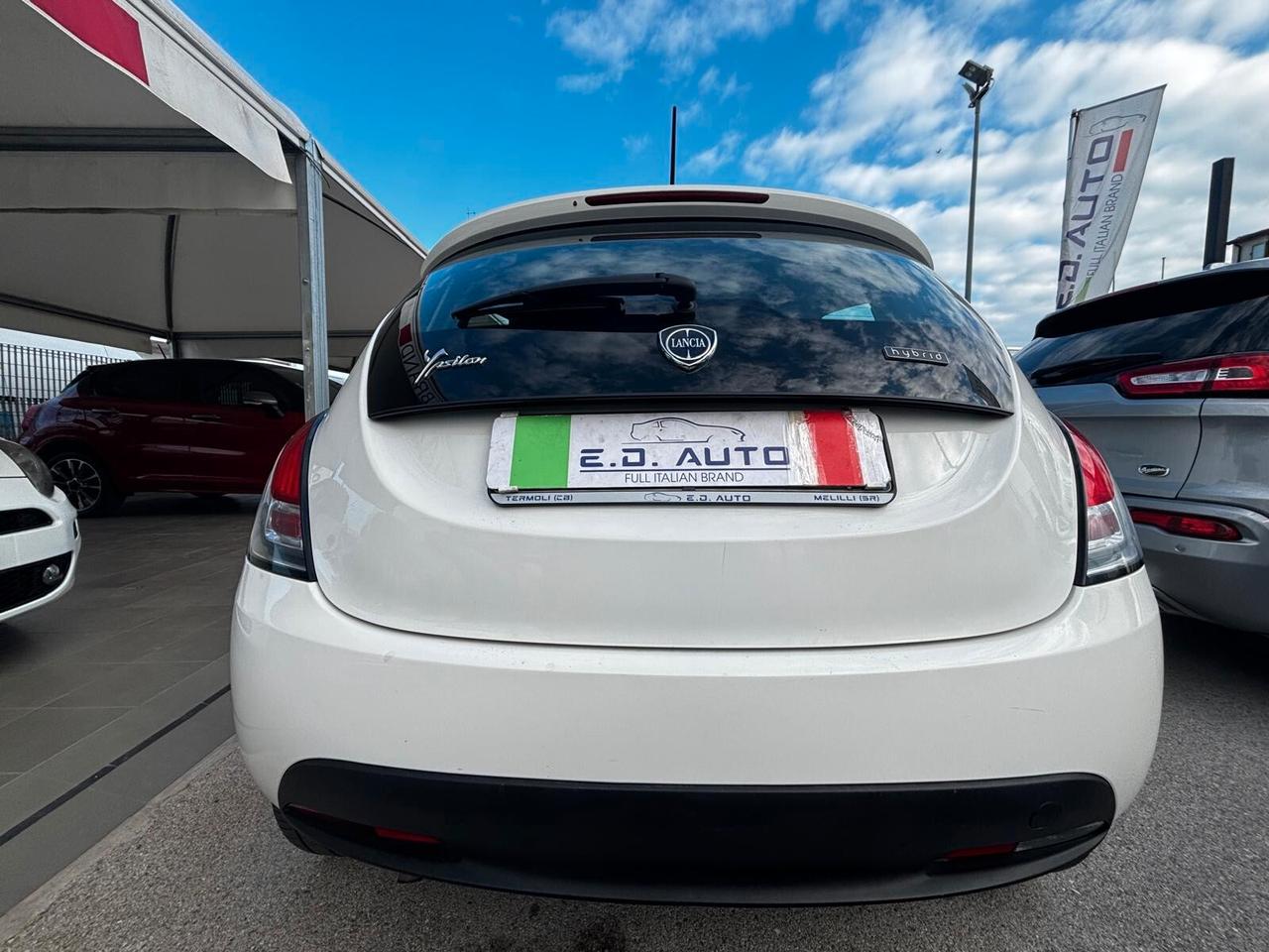 Lancia Ypsilon 1.0 FireFly 5 porte S&S Hybrid Ecochic Silver