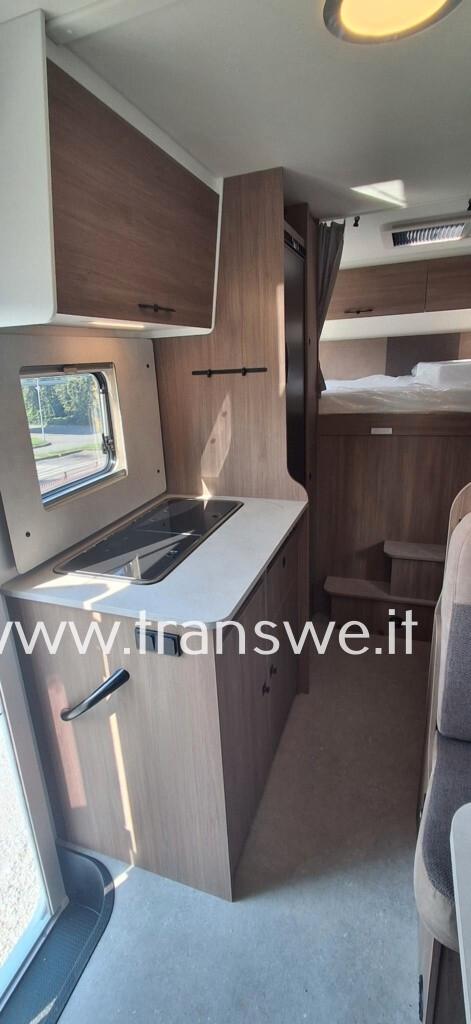 Carado A364 Camper mansarato con letto matrimoniale e maxi garage