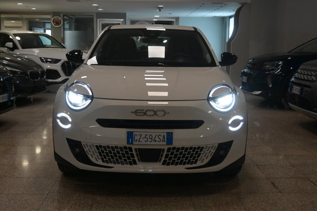 FIAT 600 1.2 HYBRID 145CV DCT MHEV POP ( FARI LED - COCKPIT - CRUISE - MIRROR - SENSORI POST. - CERCHI 17 )