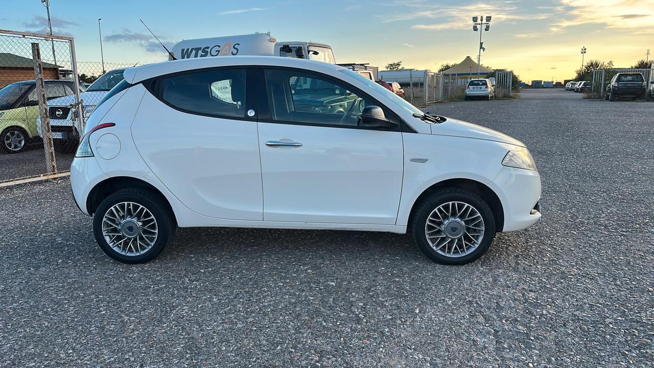 Lancia Ypsilon 0.9 TwinAir 85 CV 5 porte Metano Ecochic Silver