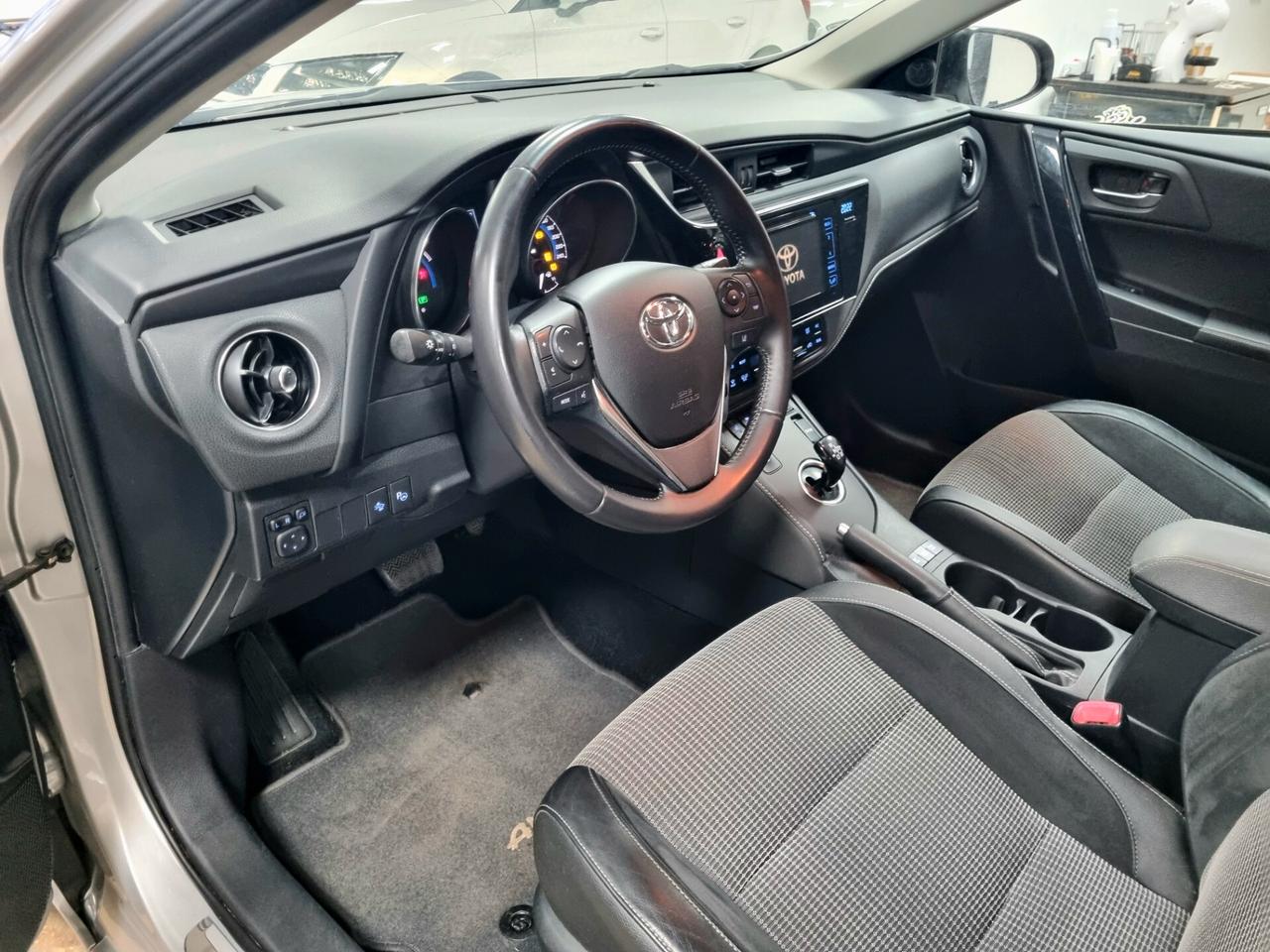 TOYOTA AURIS TOURING SPORTS 1.8 Hybrid LOUNGE