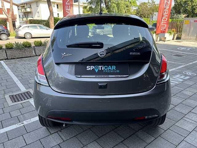Lancia Ypsilon 1.0 FireFly 5 porte S&S Hybrid Ecochic Silver