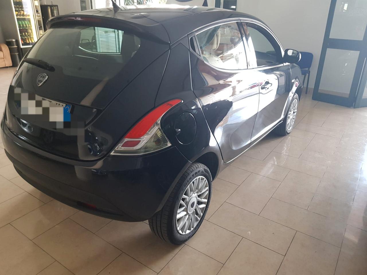 Lancia Ypsilon 0.9 TwinAir 85 CV 5 porte Metano Ecochic Silver