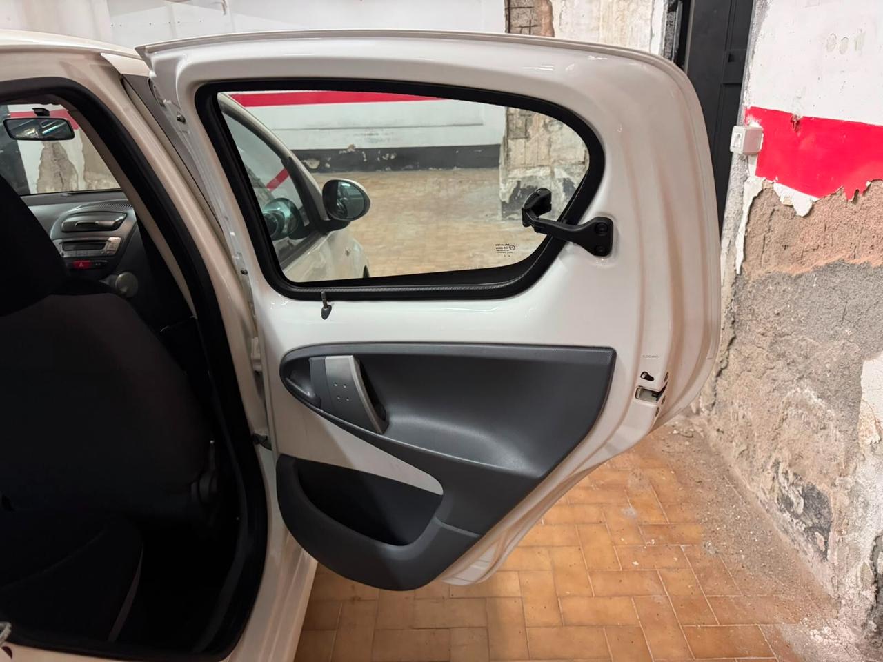 TOYOTA AYGO 1.0 CONNECT – SOLO 59.000 KM – GARANZIA – NEOPATENTATI OK”.
