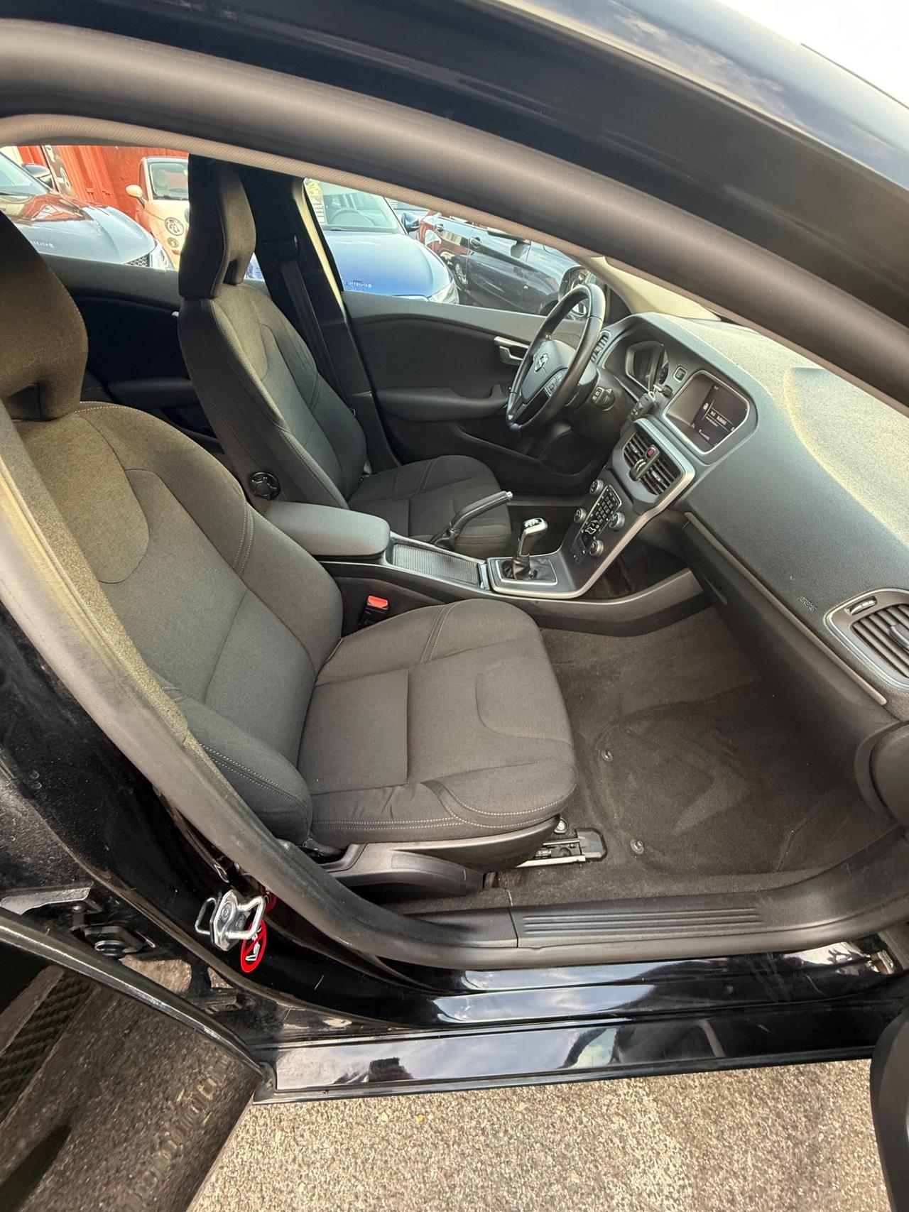 V40 D4 Momentum-unipro-rate-E6
