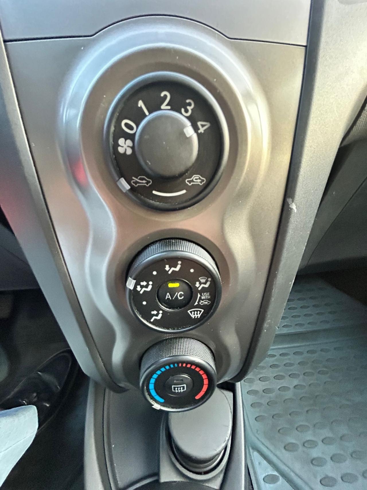 Toyota Yaris 1.0 5 porte Sol