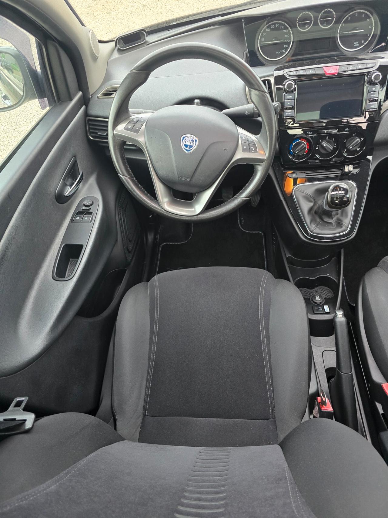 Lancia Ypsilon 1.2 tettuccio panoramico