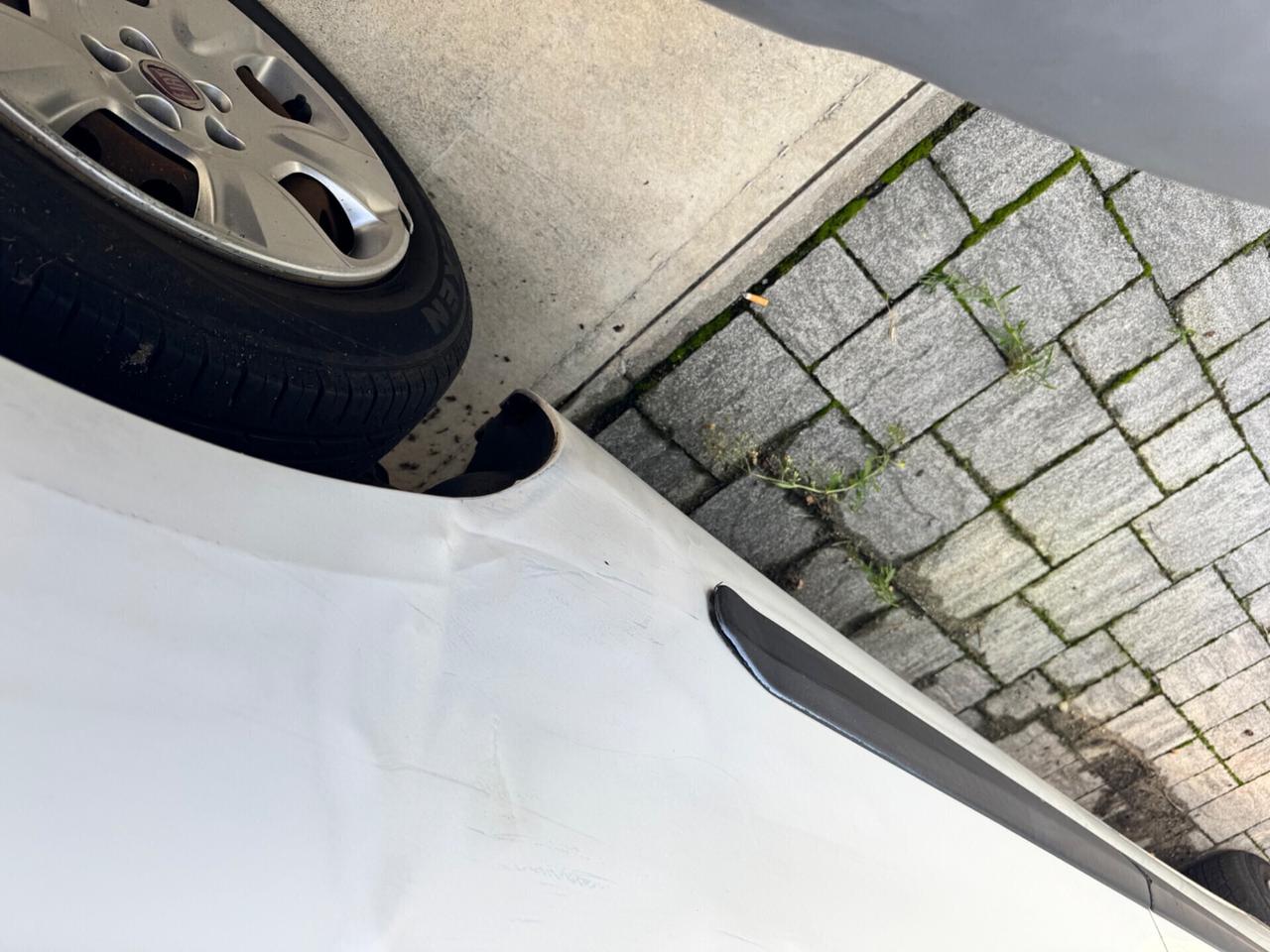 FURGONE FIAT DOBLO DA RIPARARE