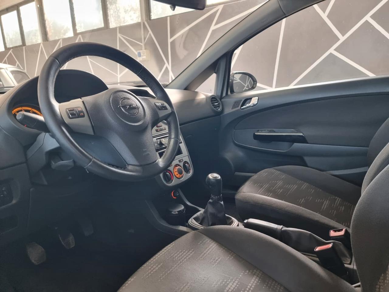 Opel Corsa 1.2 3 porte Club NEOPATENTATI