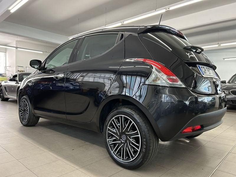 Lancia Ypsilon 1.0 FireFly 5 porte S&S Hybryd Gold