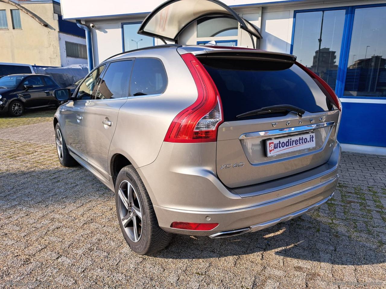 VOLVO XC60 D4 Geartronic R-design Momentum