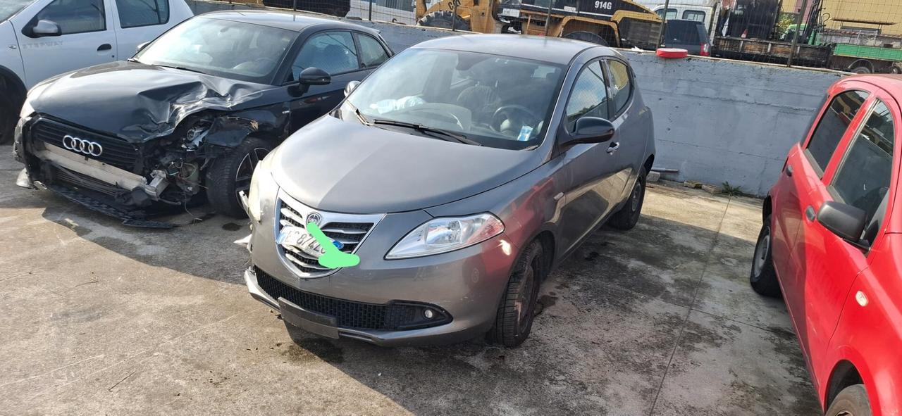 APRI E LEGGI Lancia Ypsilon 1.2 69 CV 5 porte GPL Ecochic
