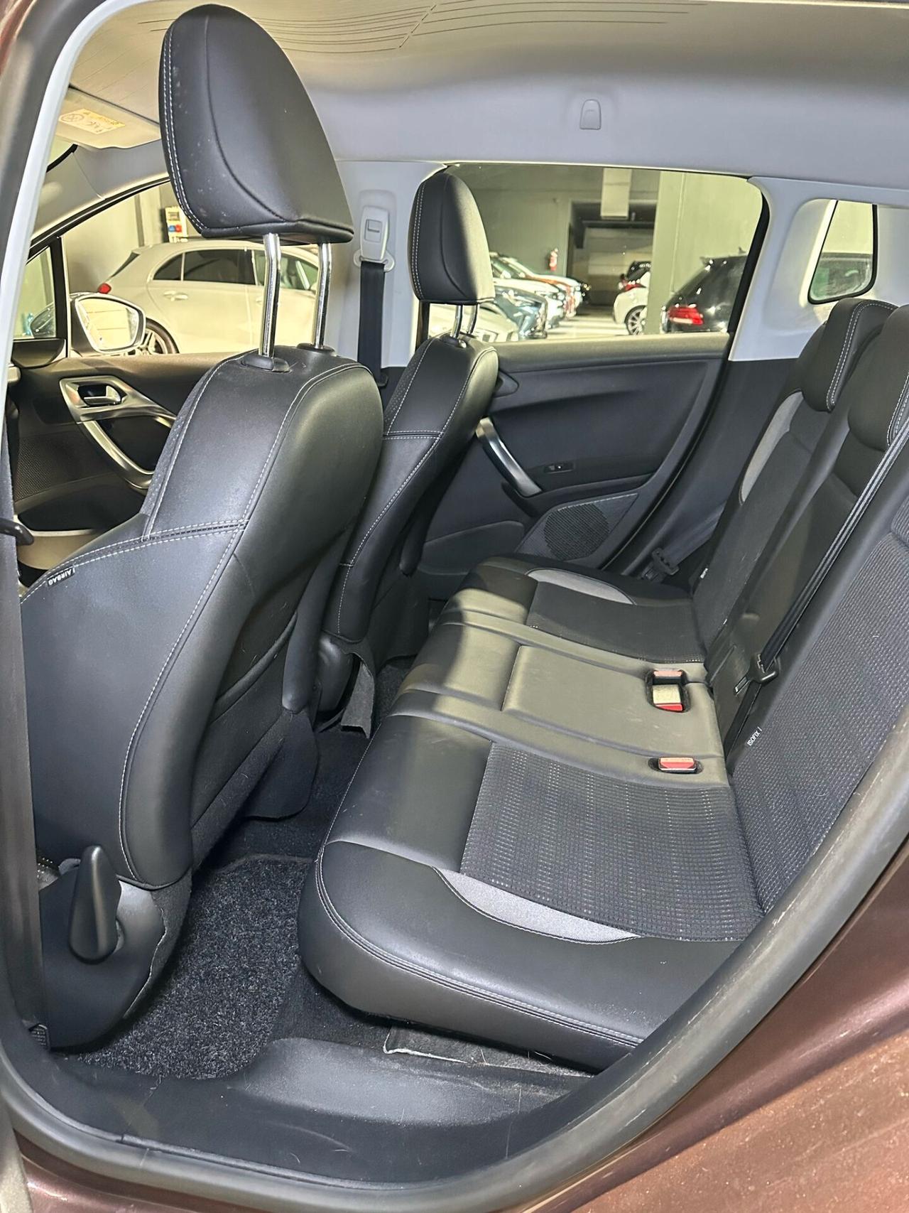 Peugeot 2008 1.6 e-HDi 115 CV Féline