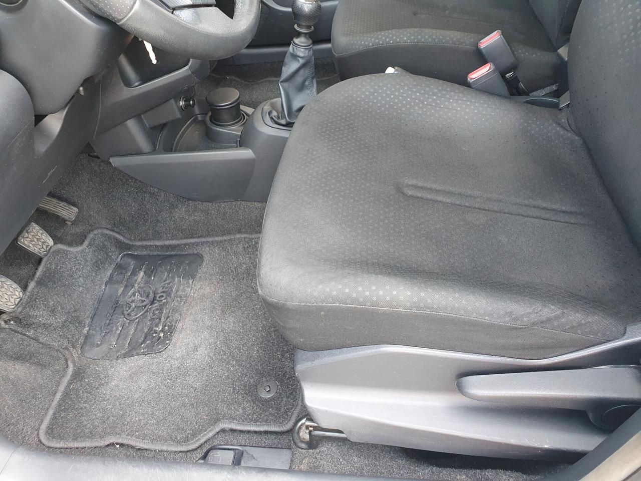 Toyota Yaris 1.3 5 porte Sol benzina anno 2011 km 135000