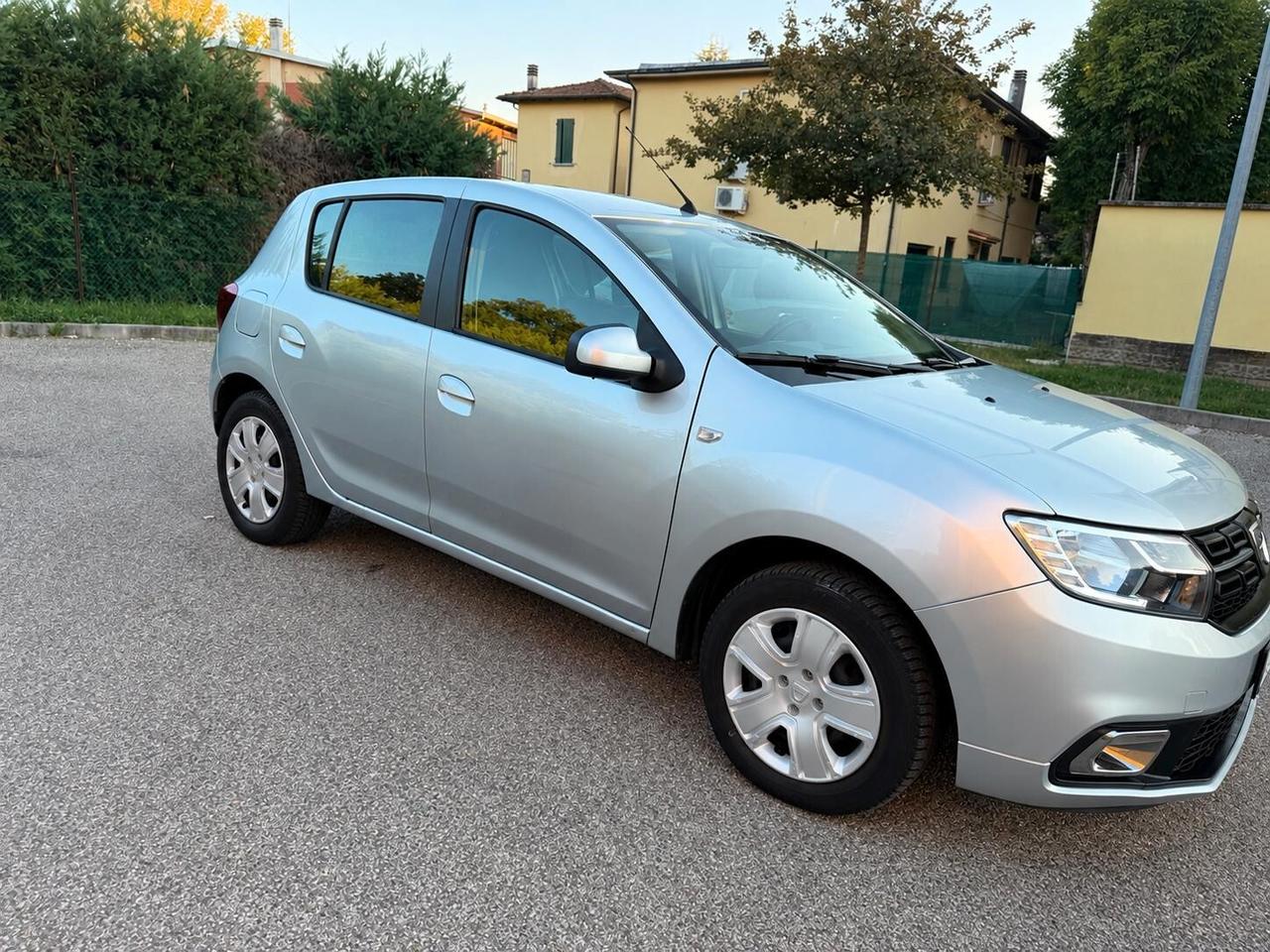 Dacia Sandero 1.0 - NEOPATENTATI - 12 MESI DI GARANZIA -