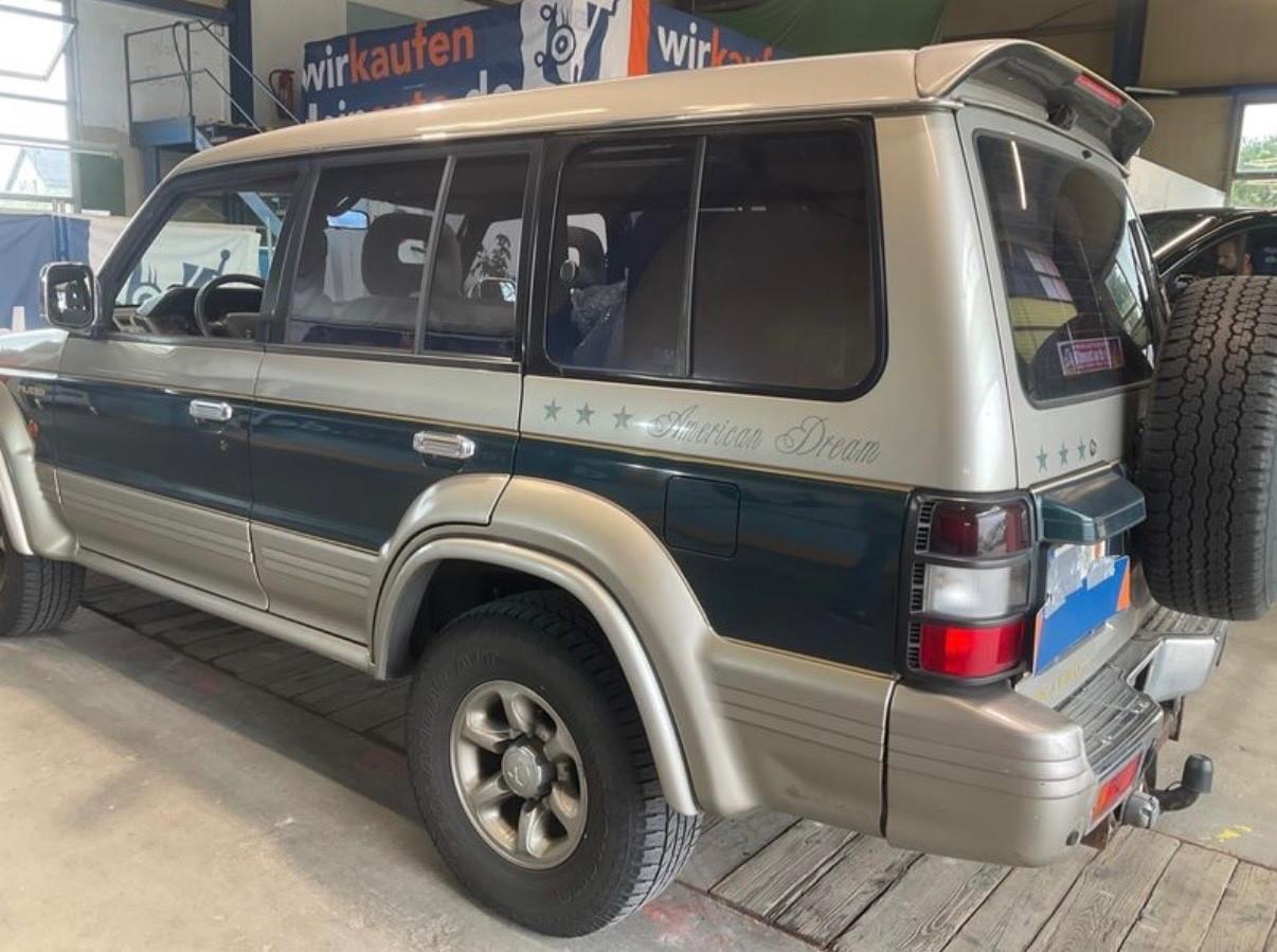 Mitsubishi Pajero 3.0 V6 AMERICAN DREAM Book Service Limited Edition
