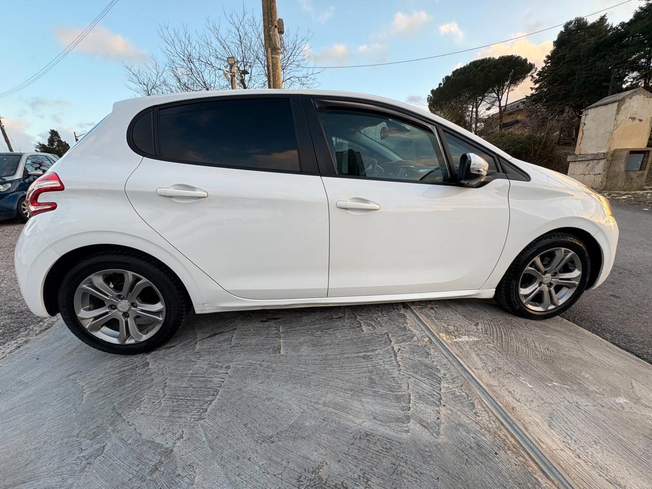 Peugeot 208 1.4 HDi 68 CV 5 porte Allure
