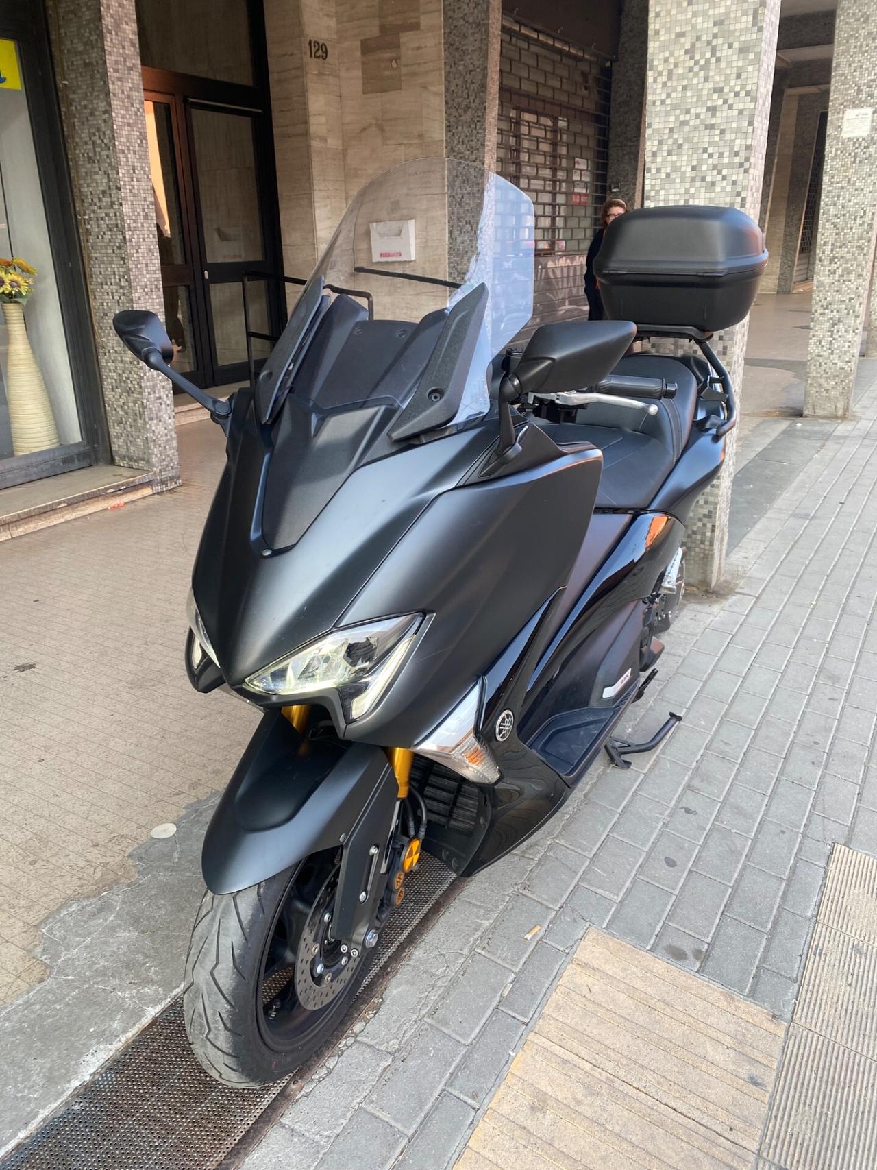 Yamaha T Max 530 DX anno 2018 km 16000 COME NUOVA!