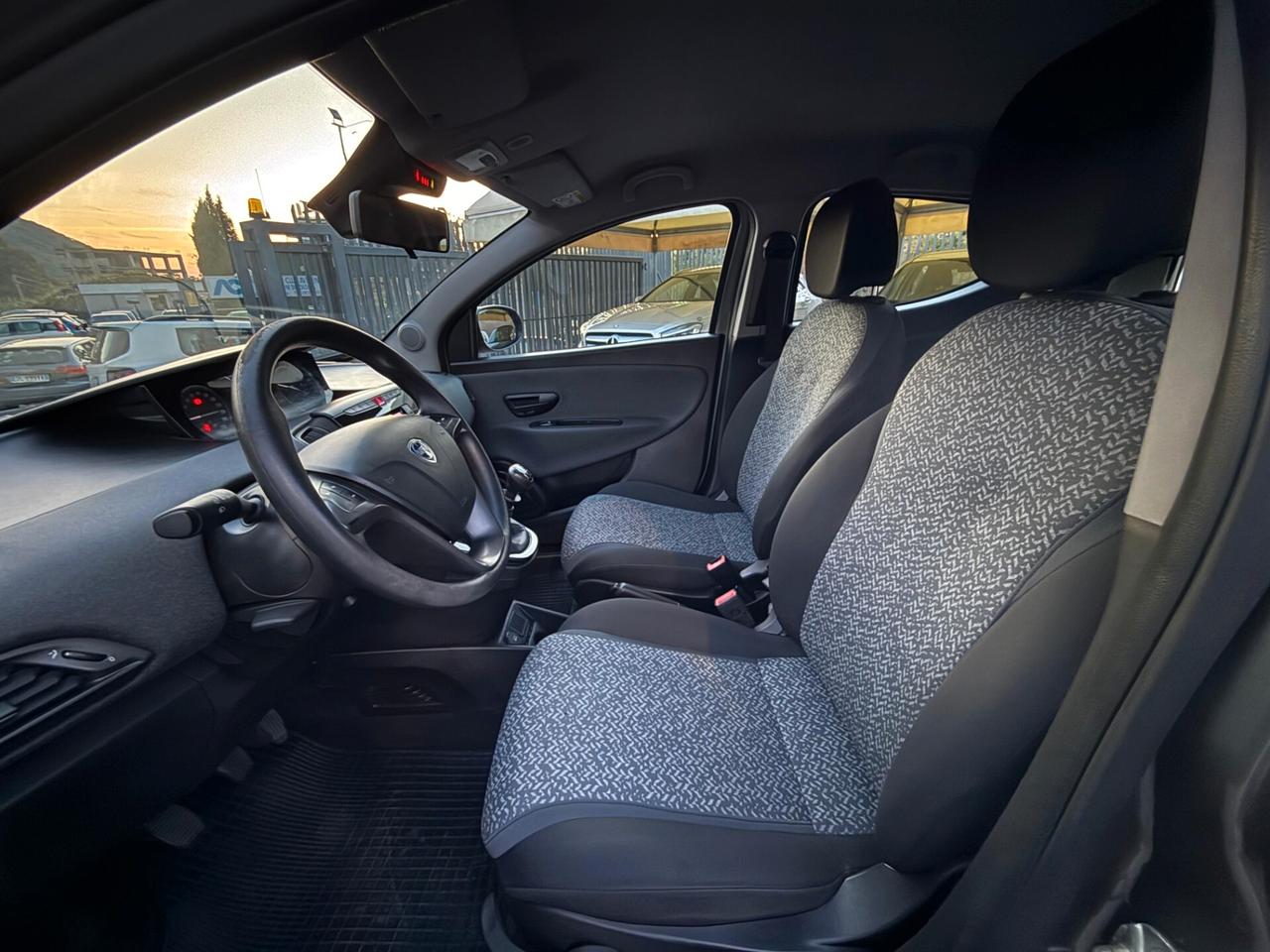 Lancia Ypsilon 1.0 FireFly S&S Hybrid Silver