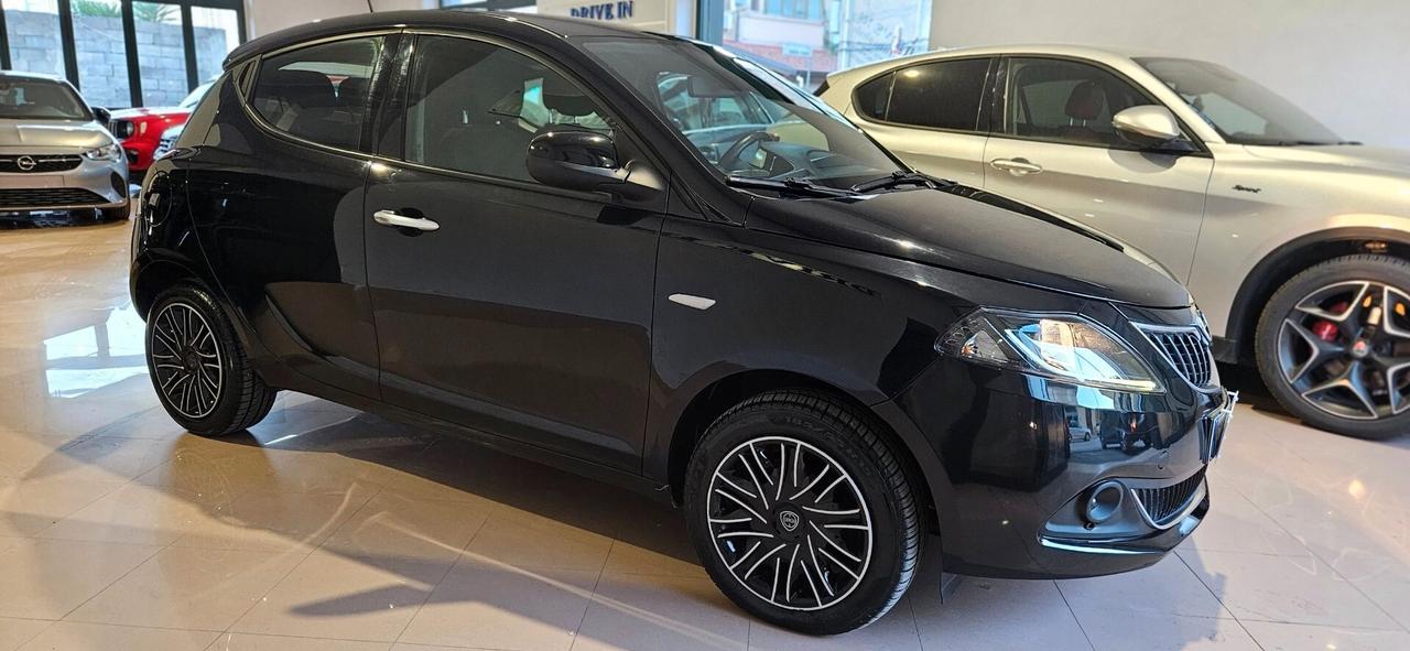 Lancia Ypsilon 1.0 HYBRID 5 porte Posti Gold