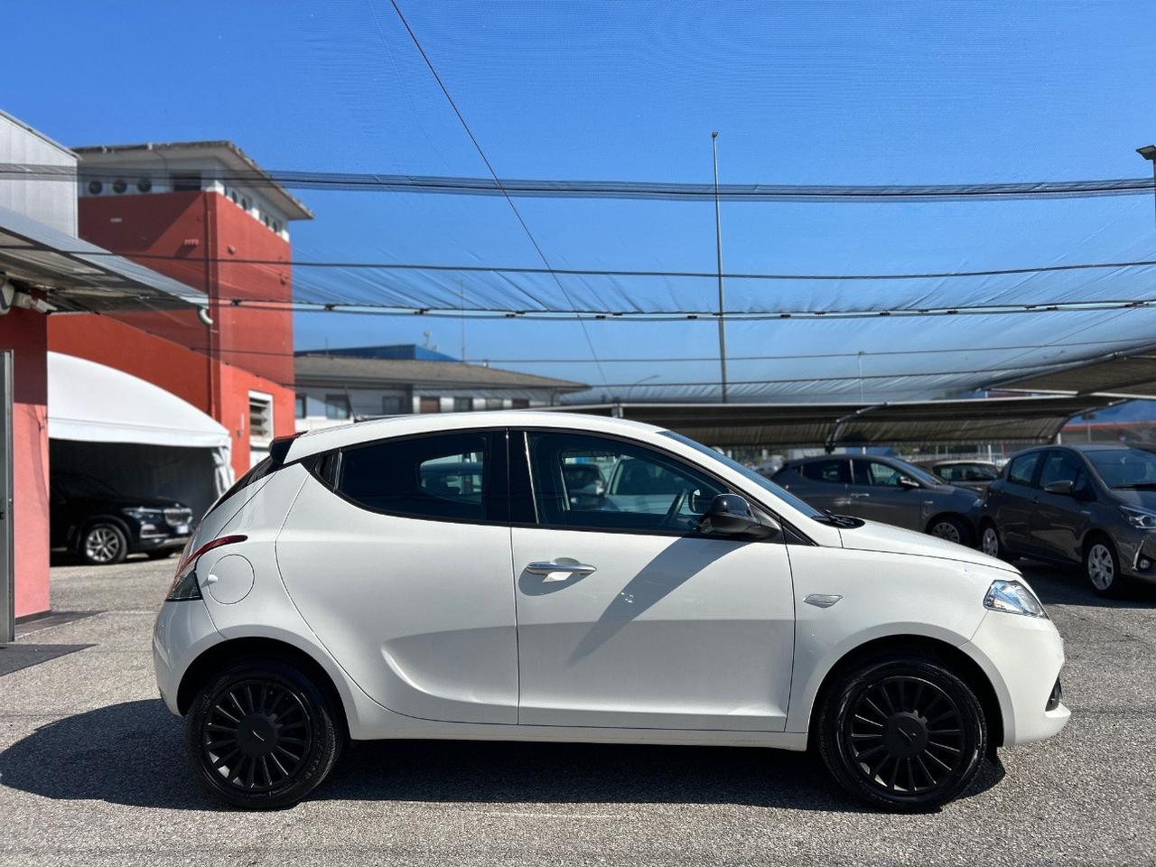 Lancia Ypsilon 1.0 firefly hybrid Silver s&s 70cv