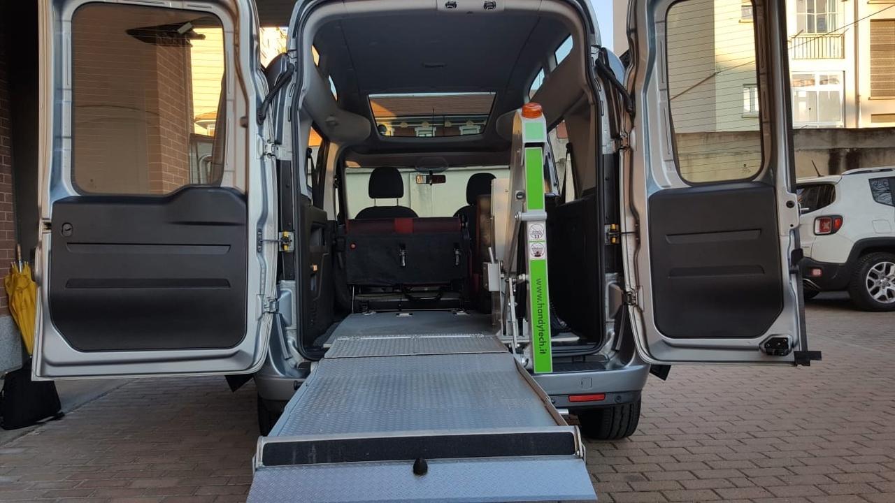 Fiat Doblo trasporto disabili pedana