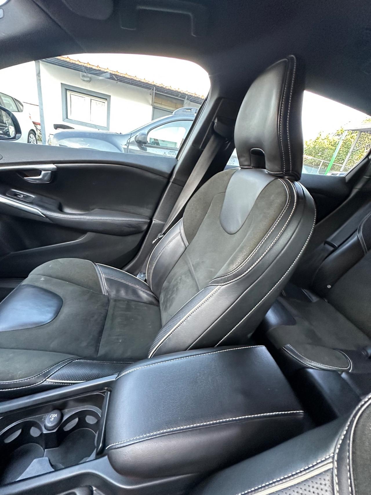 Volvo V40 D4 R-design Momentum