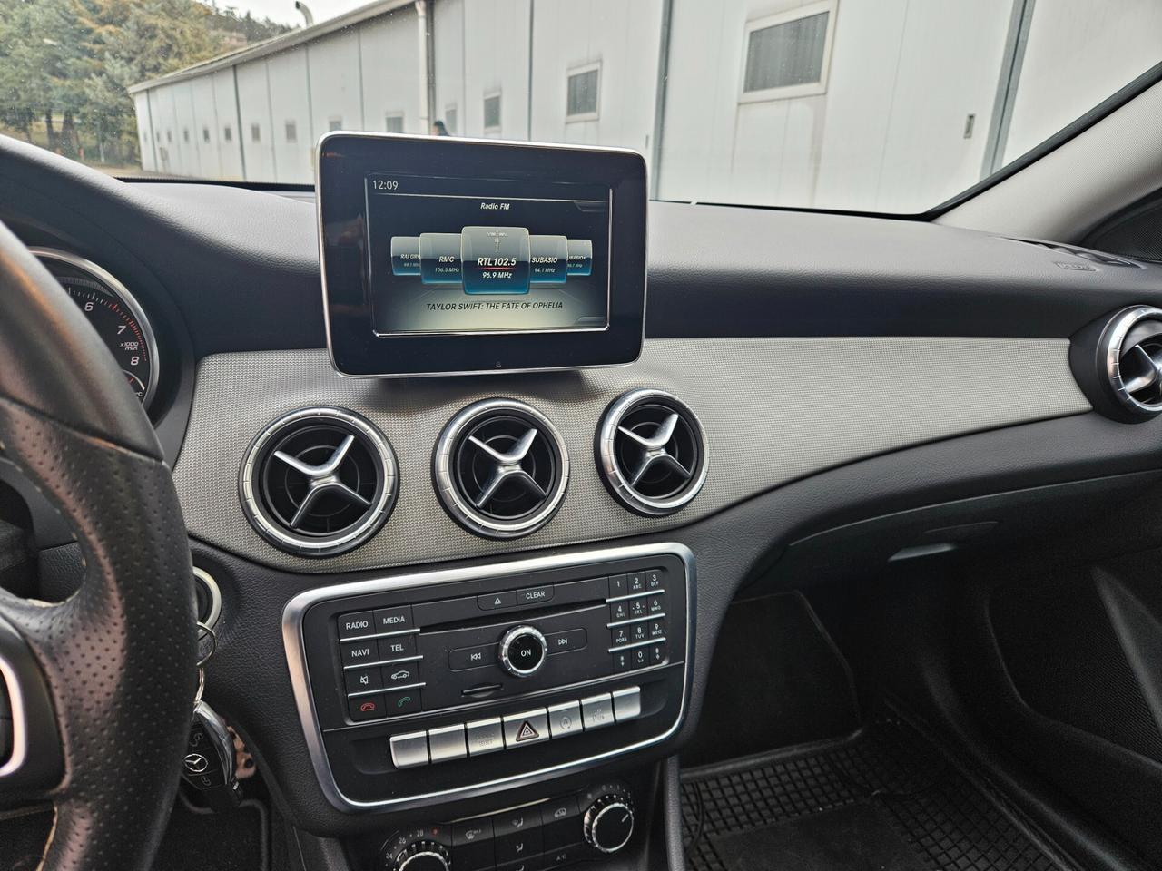 Mercedes-benz CLA 180 Premium