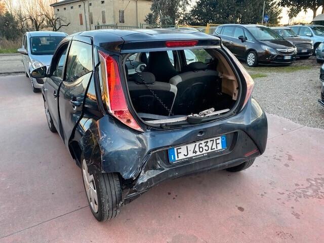 Toyota Aygo 1.0 VVT-i 69 CV 5 porte x-black TSS