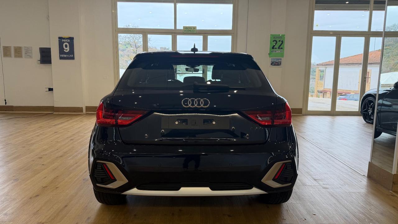 Audi A1 citycarver 30 TFSI Identity Black