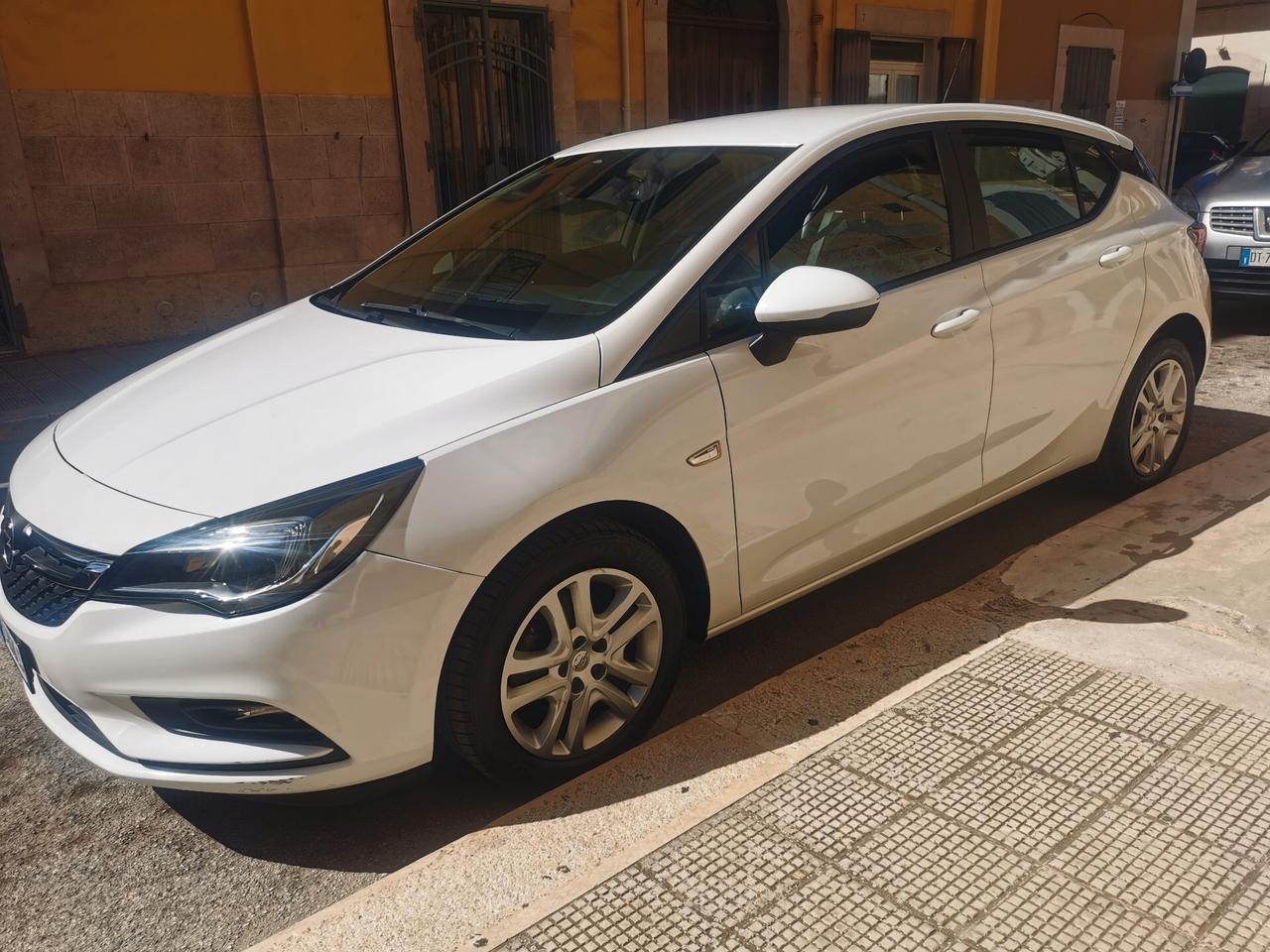 Opel Astra 1.6 CDTi 5 porte 95 cv berlina neo patentati full optional