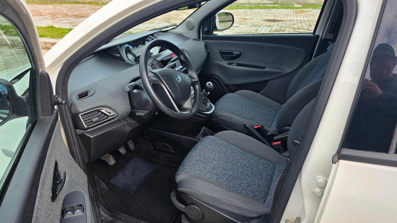 Lancia Ypsilon 1.0 FireFly 5 porte S&S Hybrid Ecochic Silver