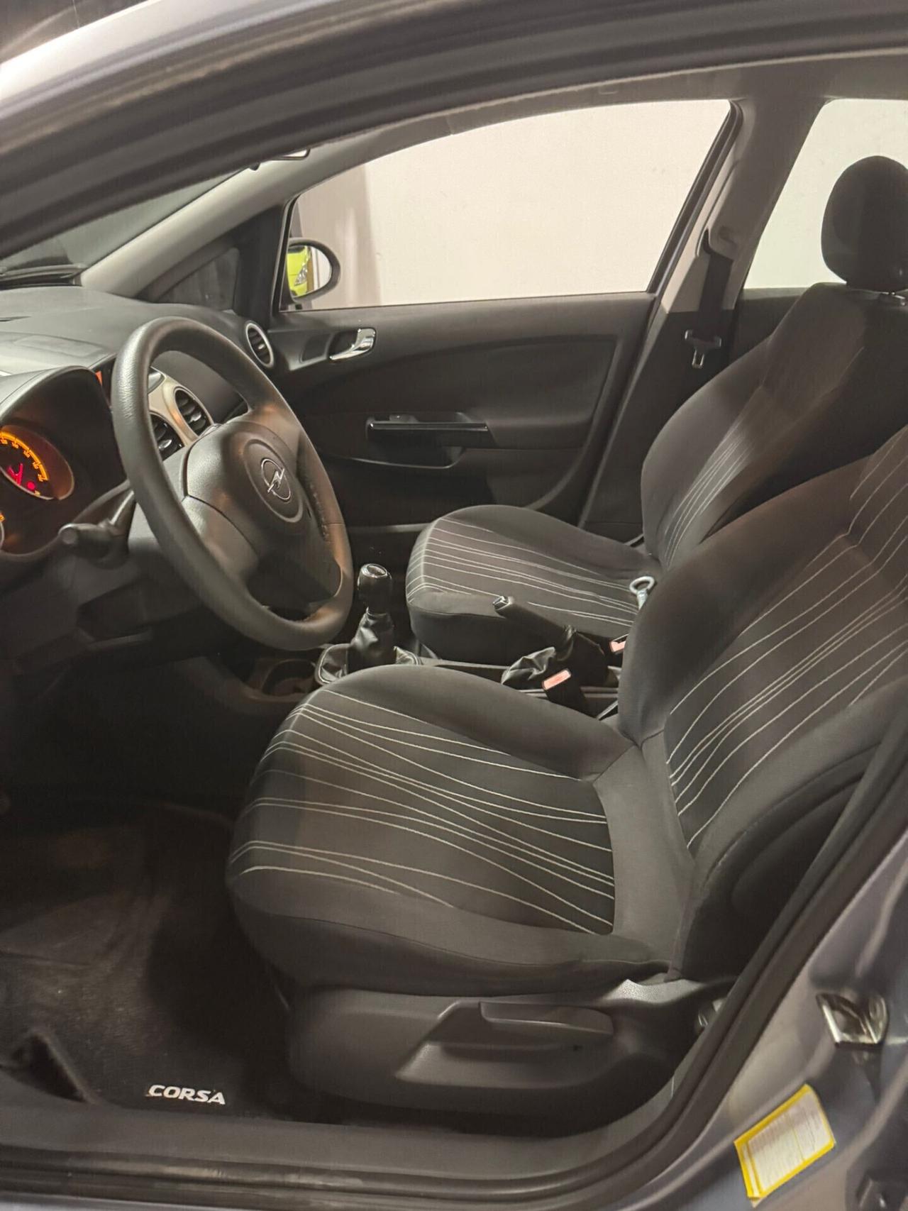 Opel Corsa 1.2 5 porte Cosmo