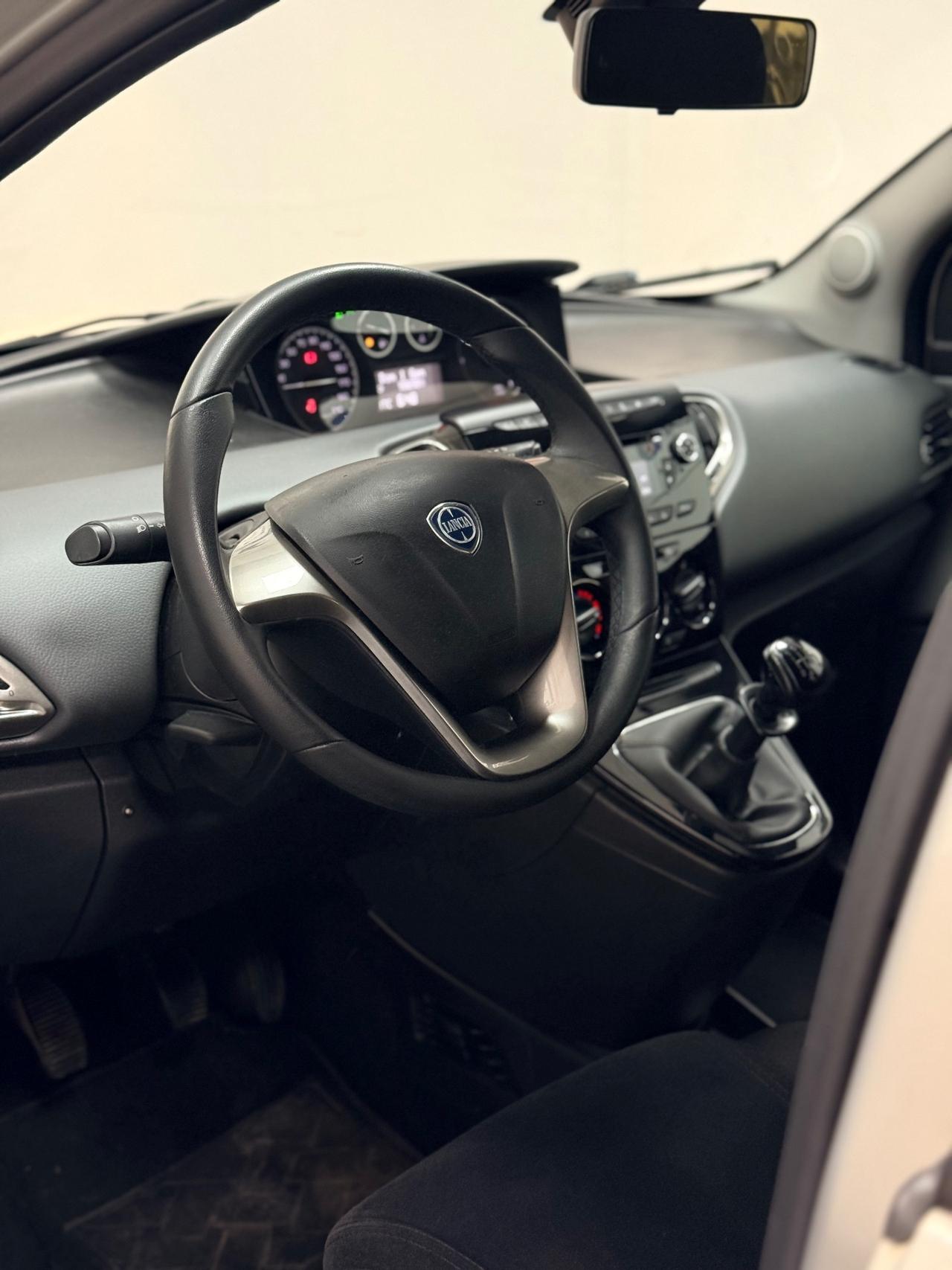 Lancia Ypsilon 1.2 69 CV 5 porte Silver 05/2014 Neopatentati