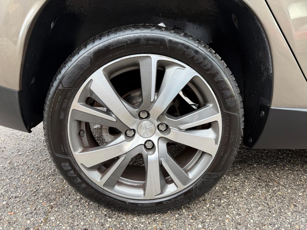 " SOLO 40.000 KM " Peugeot 2008 Benz. Allure