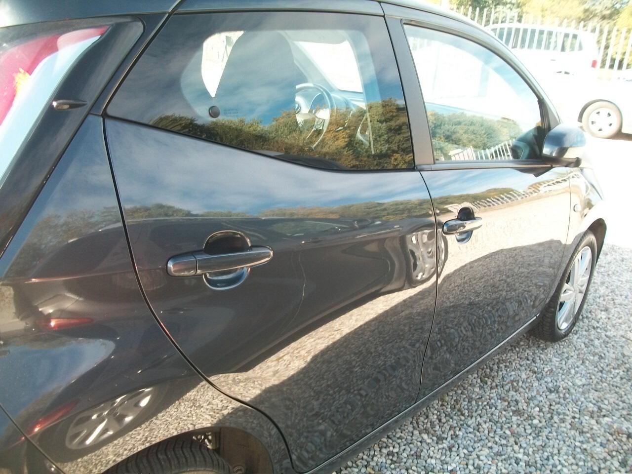 Toyota Aygo 1.0 VVT-i 69 CV 5 porte x-clusiv MMT SI NEOPATENTATI GARANZIA UN ANNO KM124585