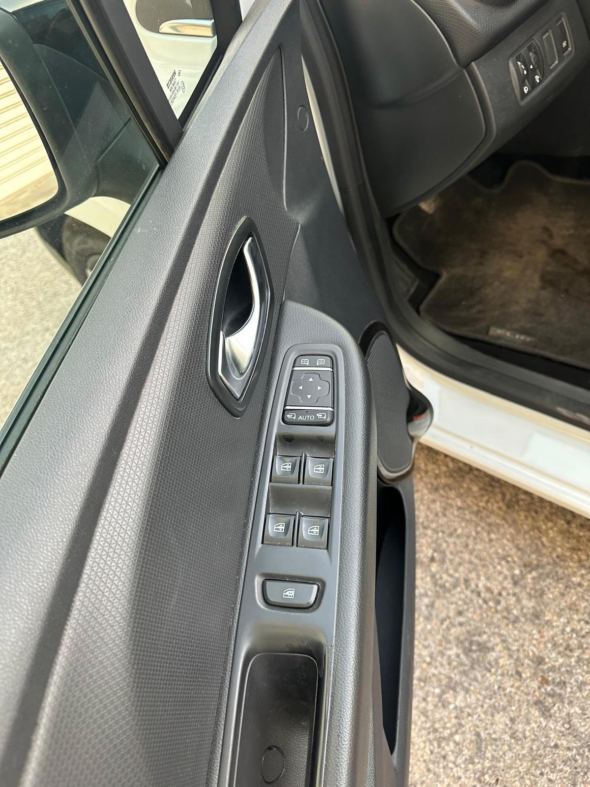 Renault Clio TCe 12V 75 CV 5 porte Moschino Zen