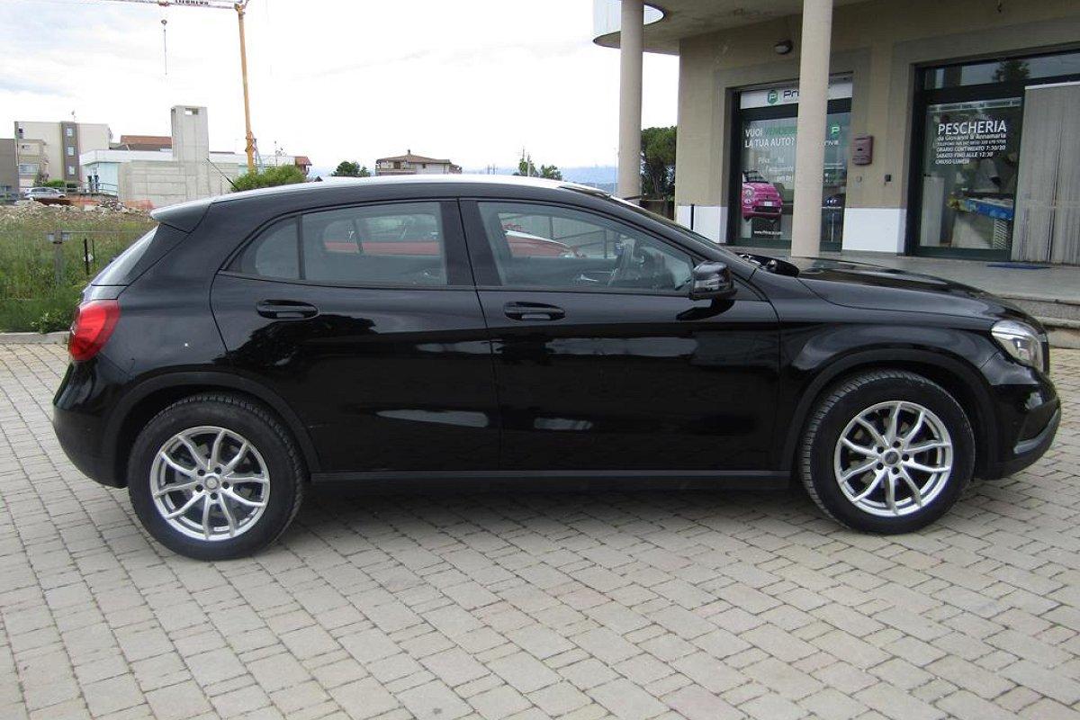 MERCEDES GLA 180 d Automatic Business