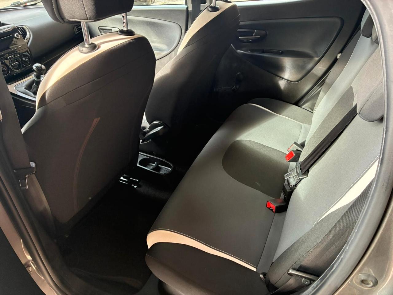 Lancia Ypsilon 1.2 benzina 5p garantita-15