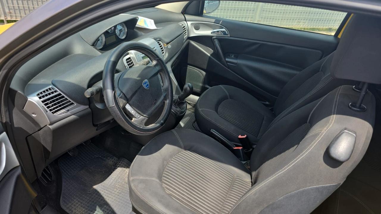 Lancia Ypsilon 1.3 MJT 105 CV Sport MomoDesign