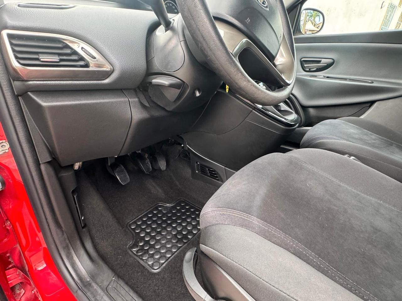 Lancia Ypsilon 0.9 TwinAir 85 CV 5 porte Metano Ecochic Silver