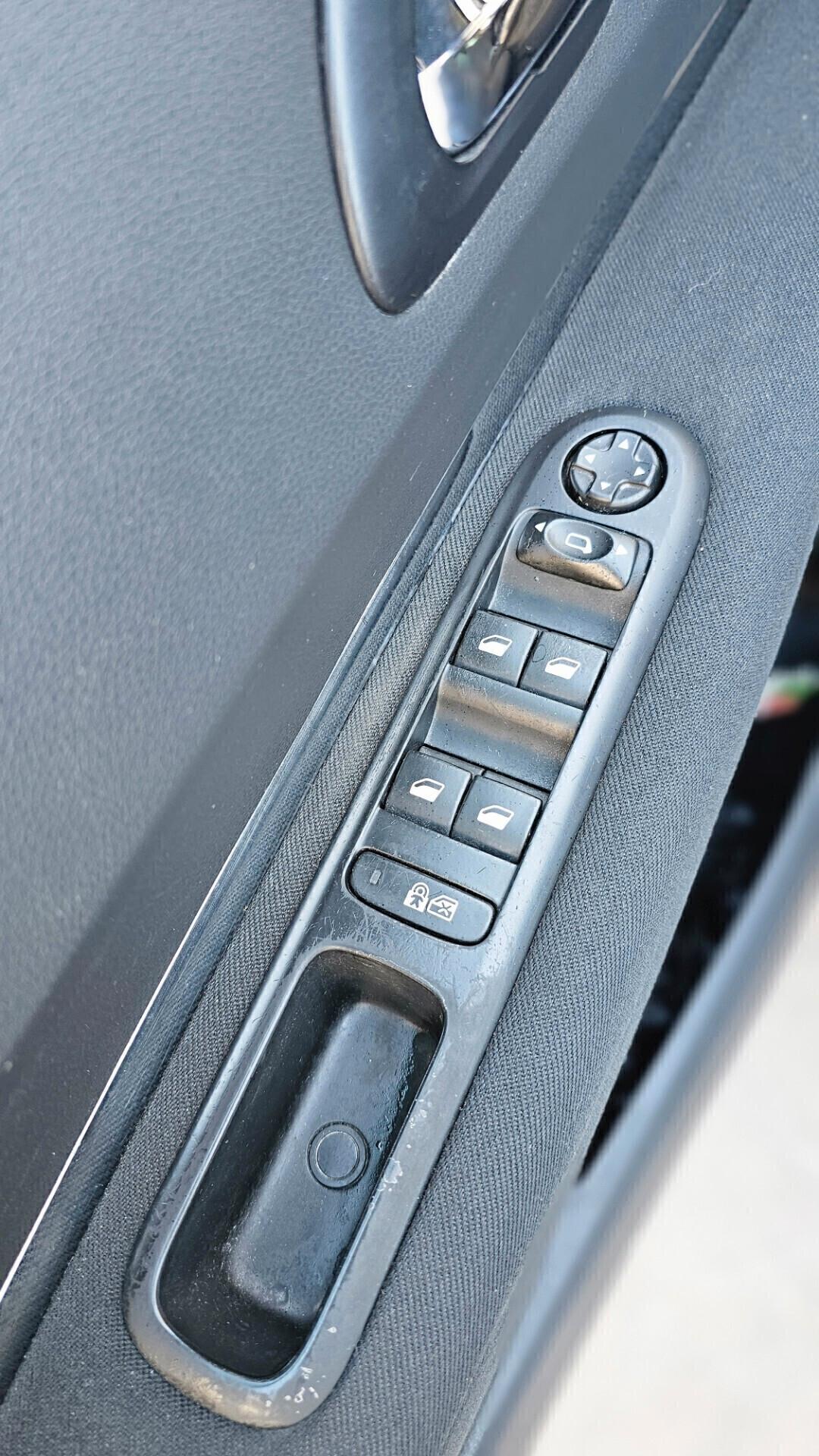 Peugeot 3008 1.6 HDi 115CV ETG6 Allure